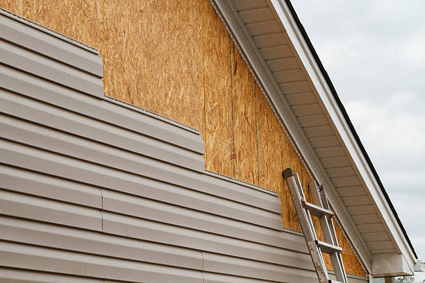 Professional Siding Repair technician working in Akron, IN